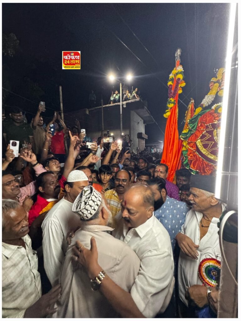 रत्नागिरी येथील श्री देव भैरी देवस्थानच्या धुळवडीच्या कार्यक्रमात देवस्थान चे मुस्लिम समाजातील मानकरी श्री अश्फाक काद्री कुटुंबीय व देवस्थान चे अध्यक्ष मुन्ना सुर्वे आणि सर्व ट्रस्टींनी गळा भेट घेतली.